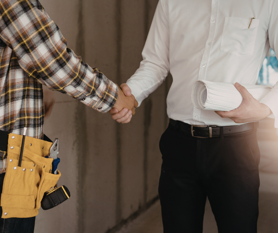 Handschlag zwischen Handwerker und Bauherr auf der Baustelle