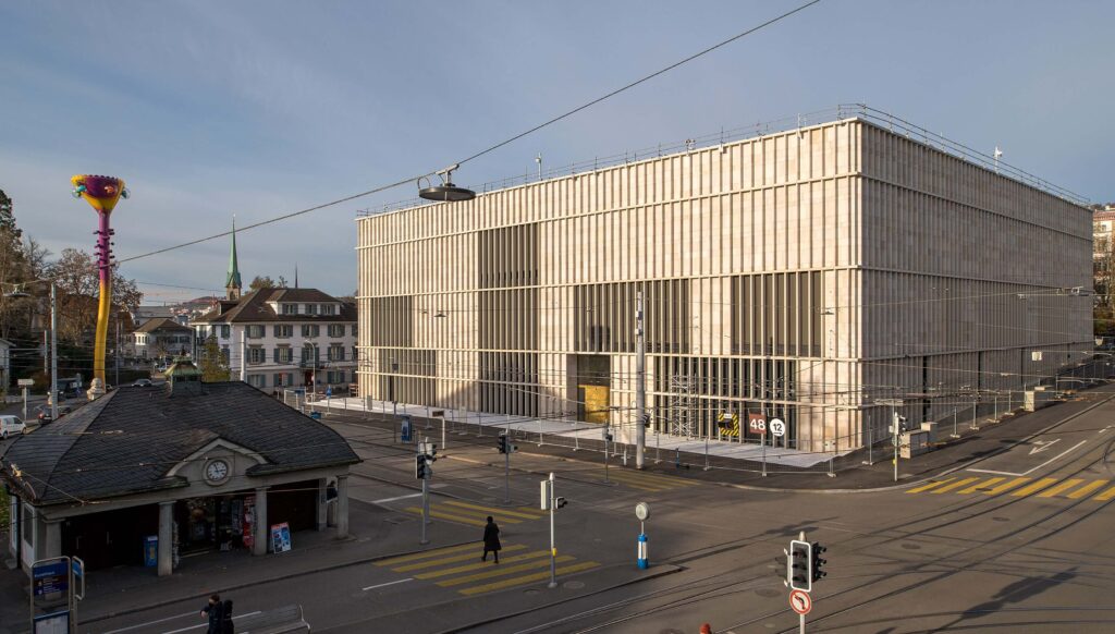 Moderne hinterlüftete Fassade mit präziser Detaillierung